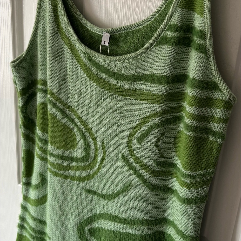 Green Patterned Sleeveless Dress - Picture 2 of 4